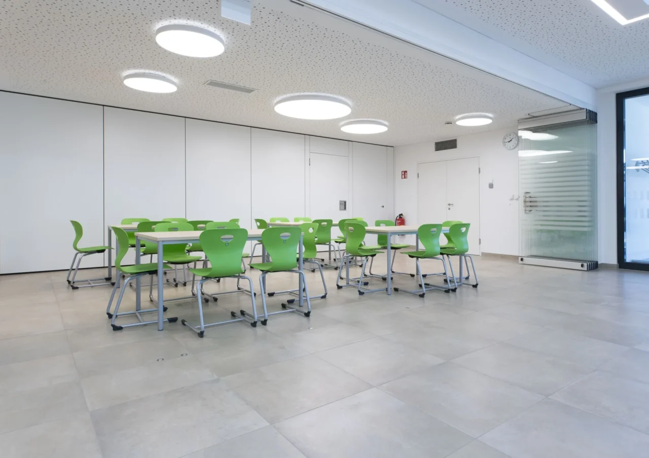 Großformatige 60x60 Fliesen in der Volksschule Fels, verlegt von einem professionellen Fliesenleger.