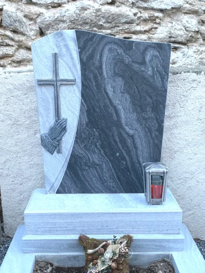 Wachauer Marmor 29 Individuelles Einzelgrab aus Wachauer Marmor, von unserem Steinmetz in Niederösterreich gefertigt.