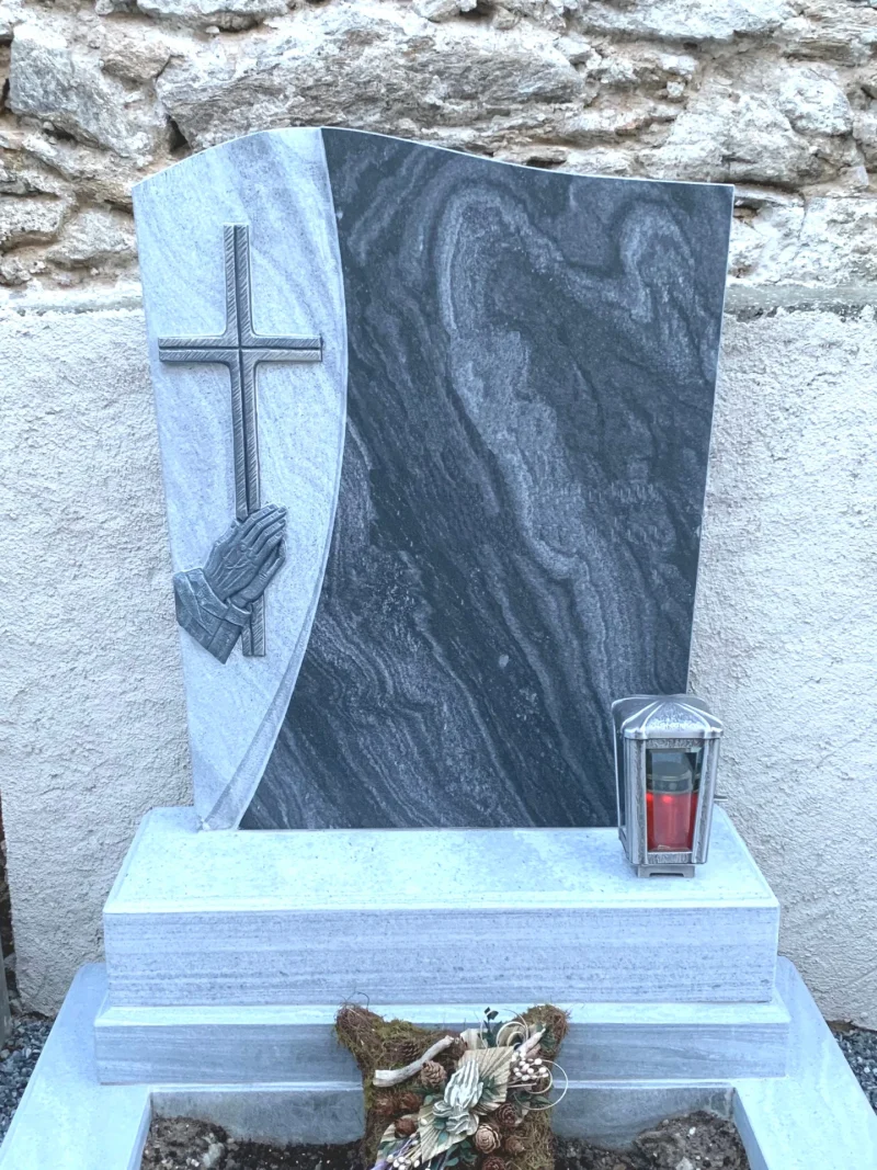 Wachauer Marmor 14 Individuelles Einzelgrab aus Wachauer Marmor, von unserem Steinmetz in Niederösterreich gefertigt.