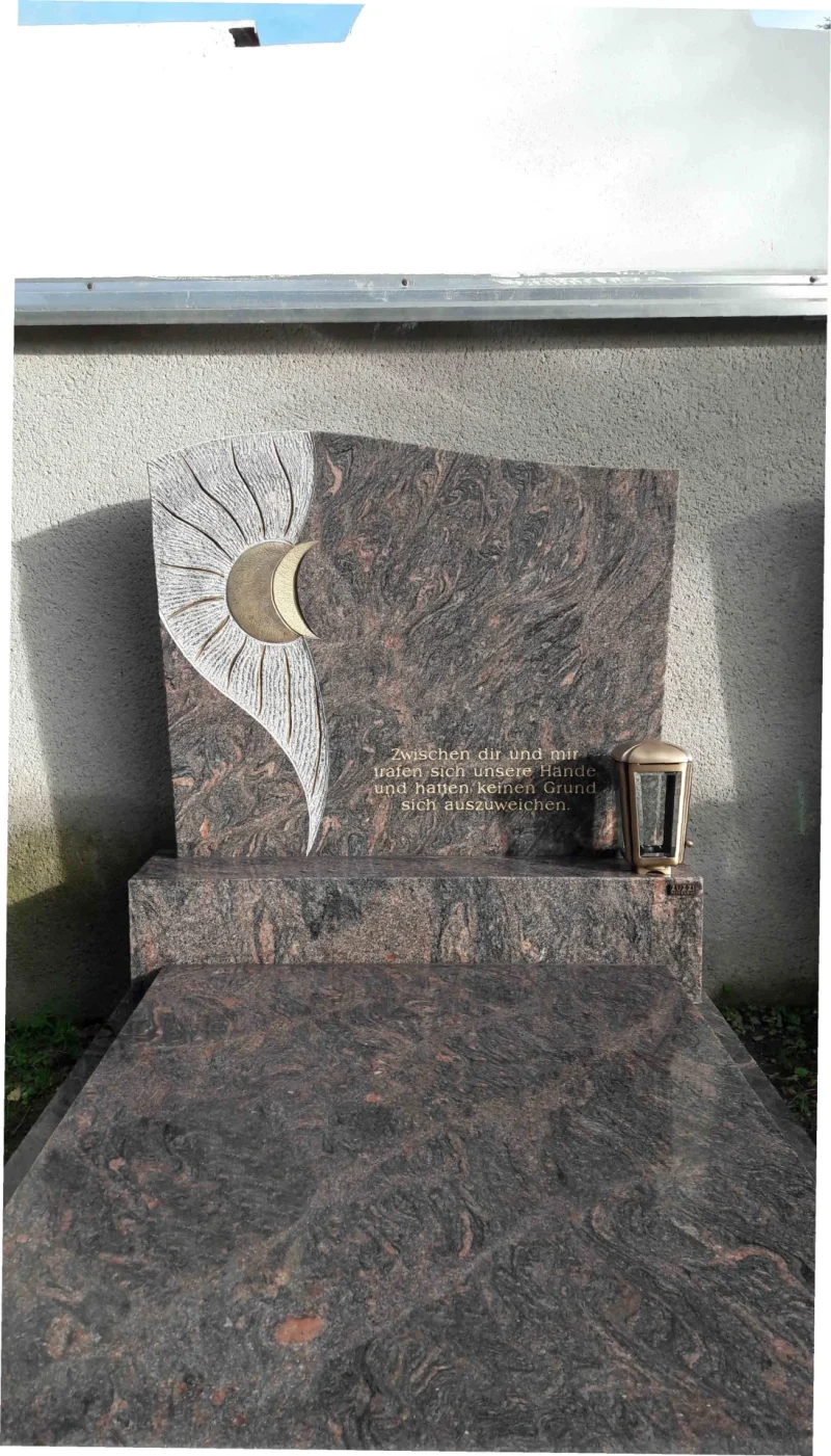 Grabstein aus Himalaya Naturstein, verziert mit einem persönlichen Ornament. Dieses Grabdenkmal ist ein Beispiel für unsere Grabanlagen und Grabsteine, die vom Steinmetz in Zwettl professionell gefertigt werden und mit liebevollem Grabschmuck versehen sind.