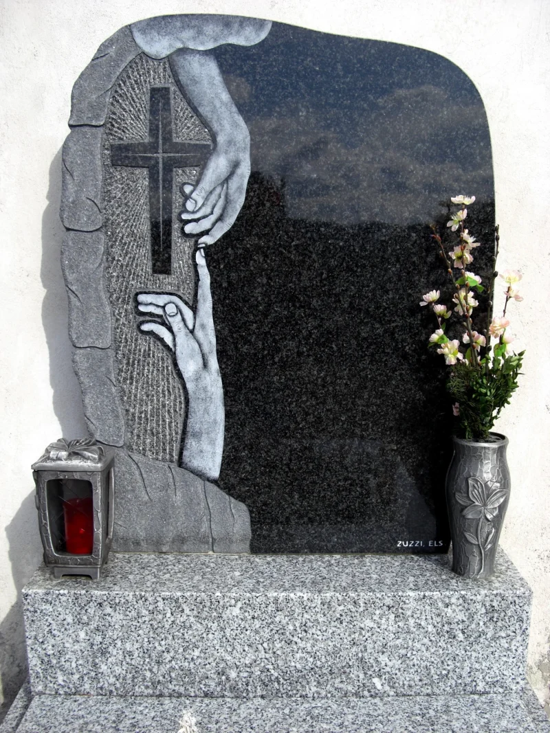 Ein emotionales Grabmal aus Naturstein, geschaffen von unserem Steinmetz in Niederösterreich. Dieses Einzelgrab mit Kreuz und einem zarten Ornament, das zwei sich berührende Hände zeigt, steht für eine ganz persönliche Geschichte.