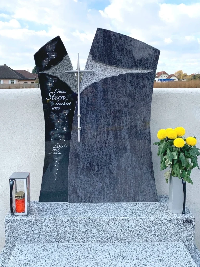 Startseite Zuzzi 6 Moderner Grabstein aus Silk Blue Granit mit einer passenden Einfassung aus Tarn Granit. Dieses Einzelgrab ist ein Beispiel für die individuelle Grabgestaltung, die wir als Steinmetz in Niederösterreich anbieten, komplett mit Aluminium-Kreuz und -Schmuck.