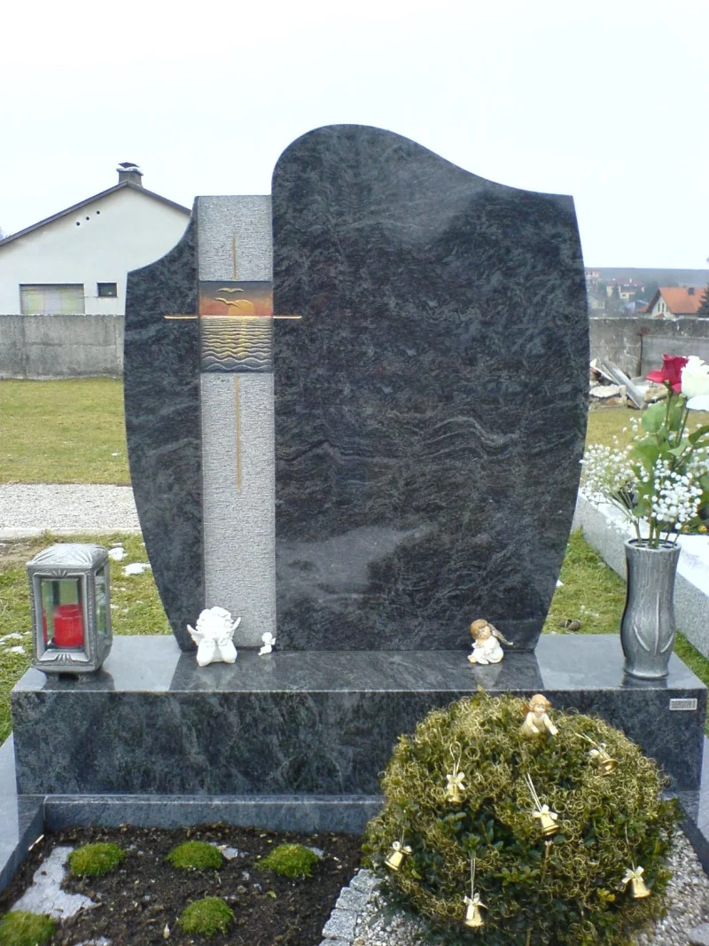 Individuelle Grabanlage aus Orion Naturstein, geschaffen von unserem Steinmetz in Zwettl. Das Grabdenkmal mit einzigartigem Ornament, Vase und Laterne ist ein würdevolles Andenken.