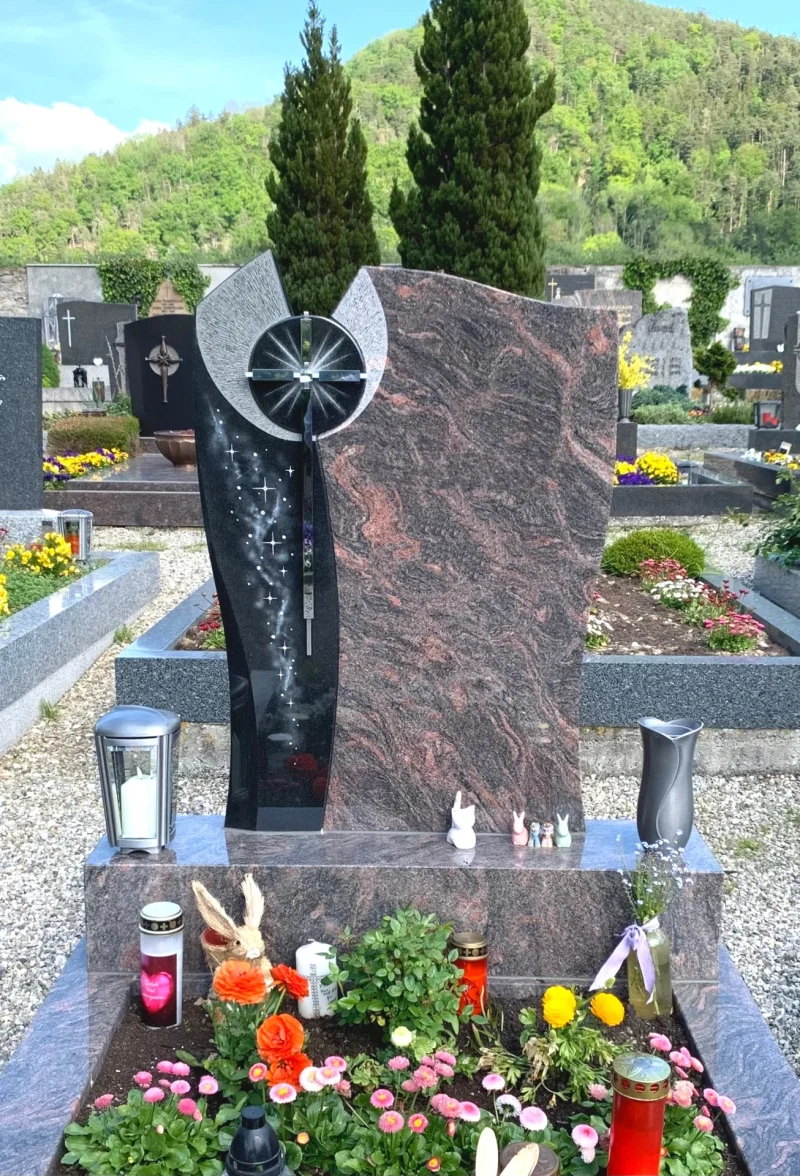 Moderner, zweiteiliger Grabstein aus Himalaya-Granit mit Kreuz- und Sternenornamenten vom Steinmetzmeister Zuzzi in Niederösterreich.