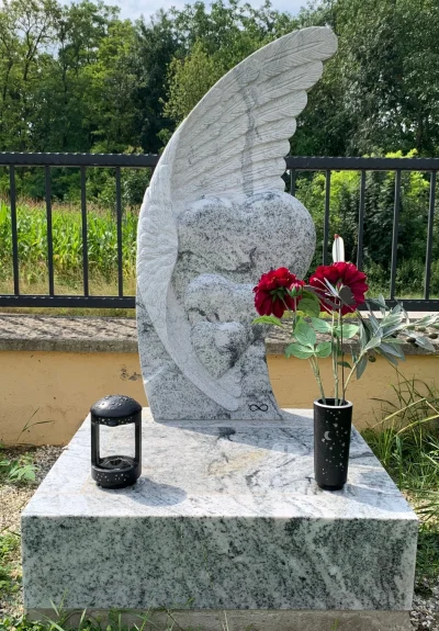 Handgearbeitete Urnengräber in Engelform in Niederösterreich. Ihr Steinmetzmeister gestaltet individuelle und künstlerische Grabmale aus Naturstein.
