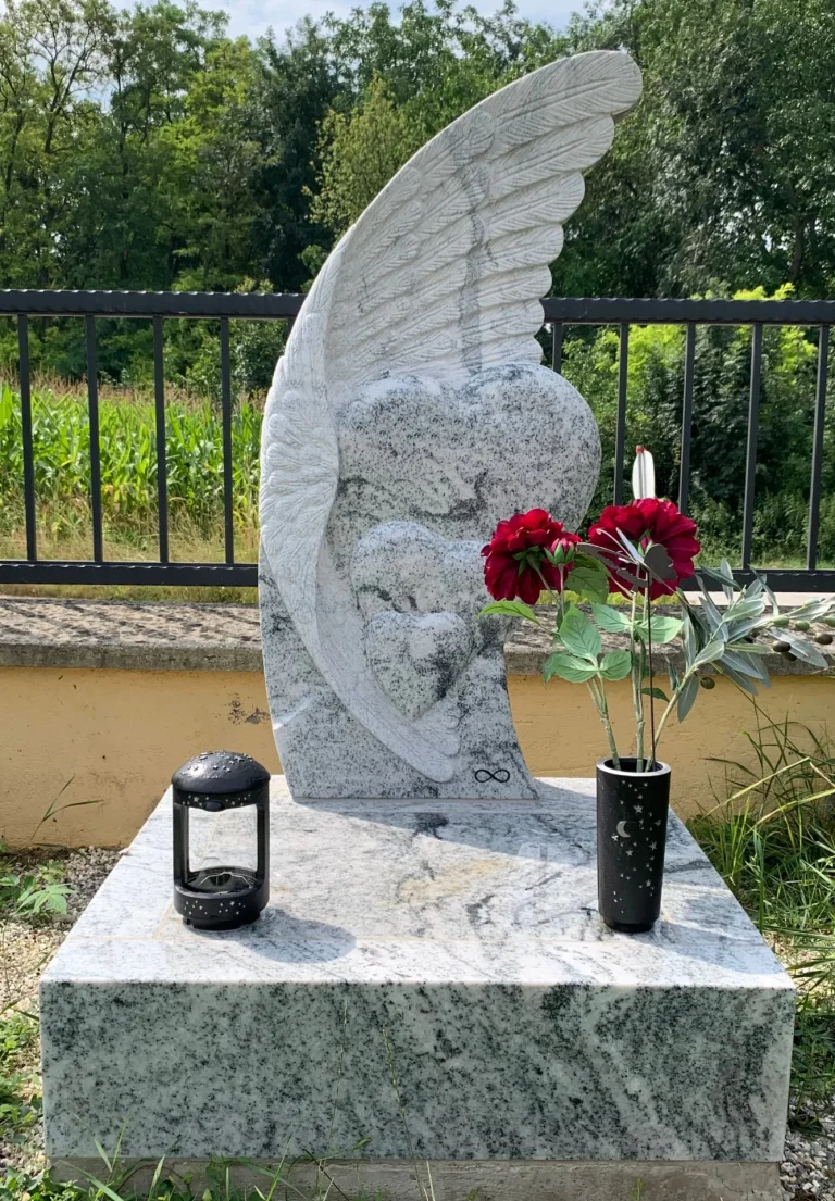 Handgearbeitete Urnengräber in Engelform in Niederösterreich. Ihr Steinmetzmeister gestaltet individuelle und künstlerische Grabmale aus Naturstein.