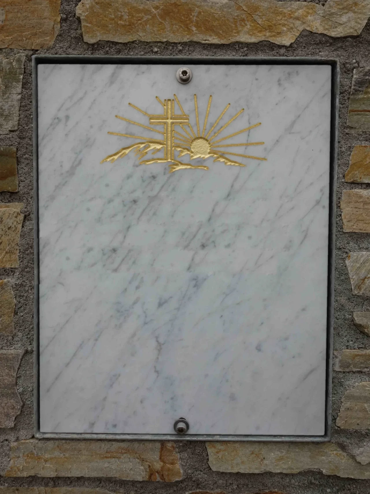 Individuelle Wandgräber in Niederösterreich. Dieses Grabmal aus Naturstein wurde mit einem handgefertigten Ornament veredelt.