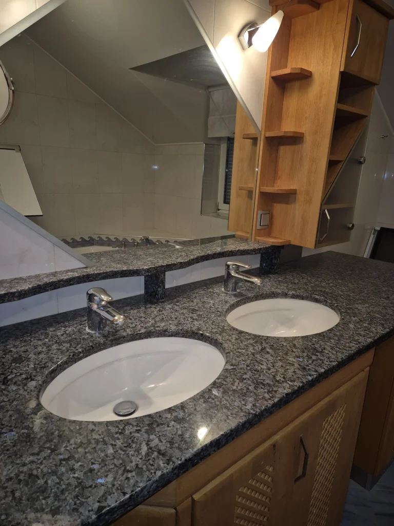 Waschtischplatte aus Labrador Blue Pearl Granit. Vom Steinmetz in Krems, Niederösterreich, maßgefertigt. Eine einzigartige Naturstein-Lösung für Ihr Badezimmer.