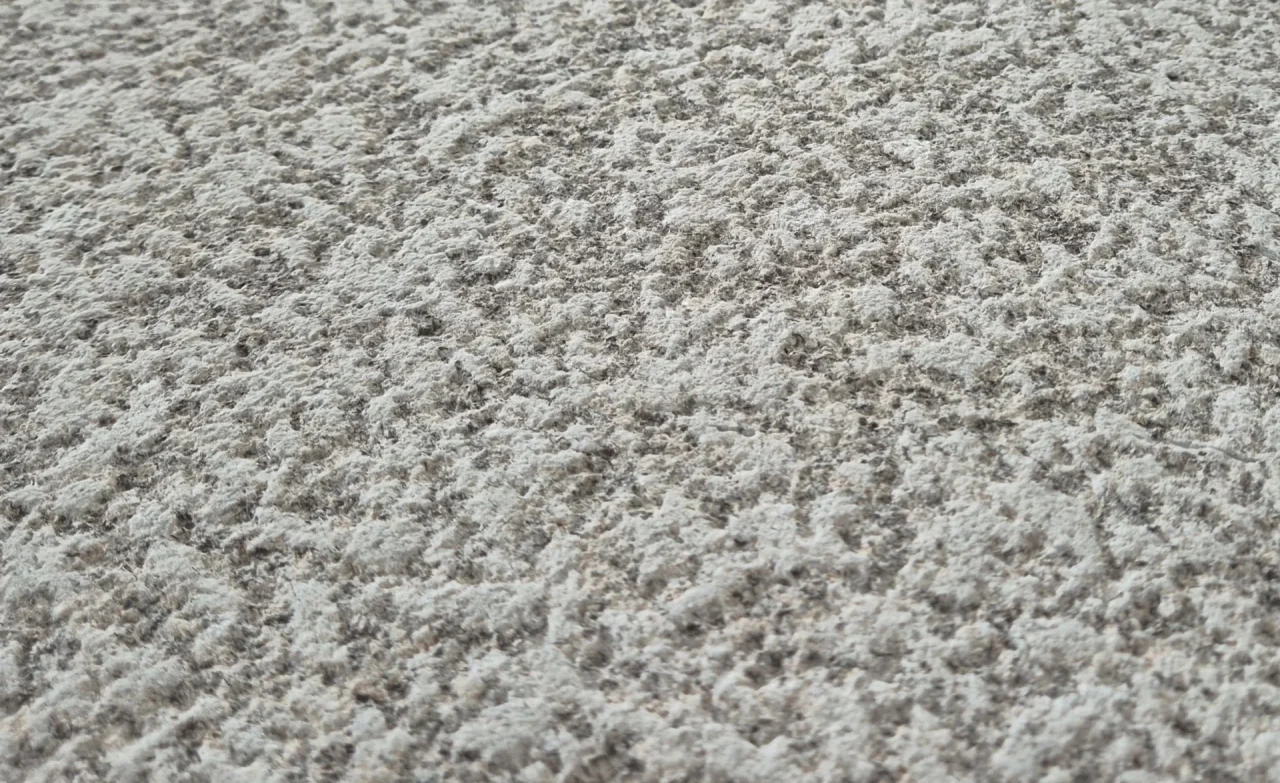 Sandgestrahlte Oberfläche eines Natursteins, fachmännisch gefertigt von Steinmetz Zuzzi aus Niederösterreich.