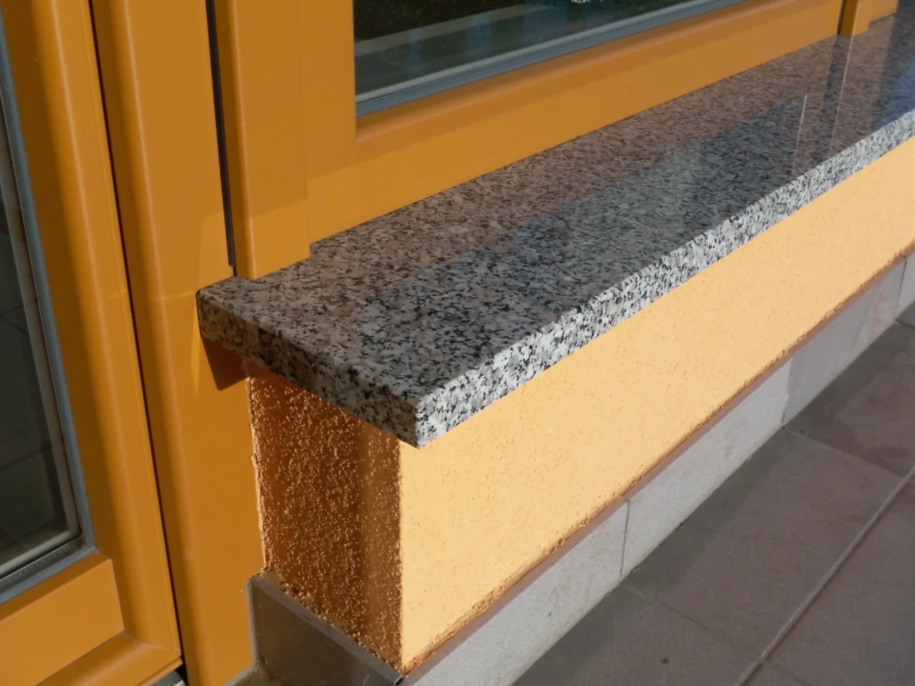 Rosa Beta Granit-Außenfensterbank. Dieser Naturstein ist besonders witterungsbeständig und pflegeleicht – ideal für langlebige Fensterbänke im Außenbereich.