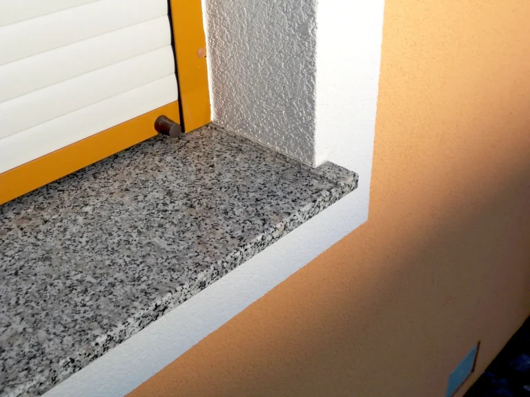 Fensterbank aus Rosa Beta Naturstein, gefertigt von Steinmetz Zuzzi.