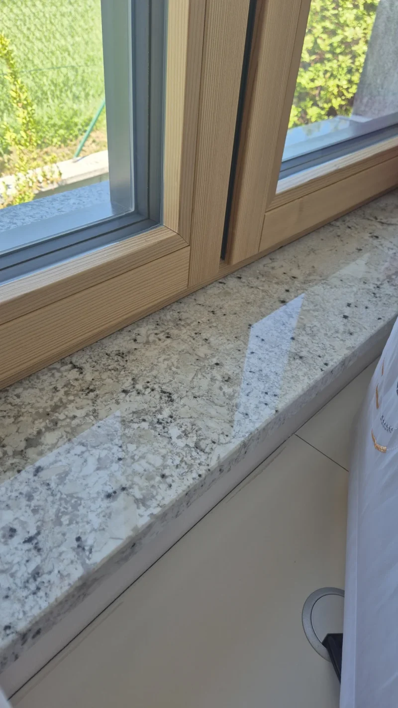 Naturstein-Fensterbank aus Granit, vom Steinmetz in Krems, Niederösterreich, professionell gefertigt und montiert. Ideale, langlebige Lösung für den Innenbereich.