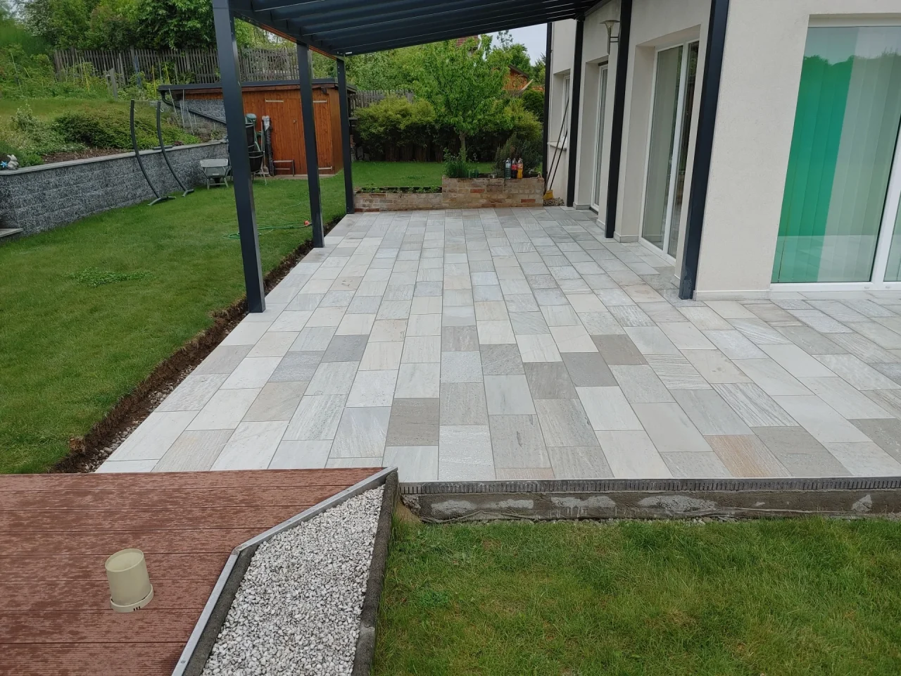 Naturstein-Bodenplatten für Terrassen und Außenbereiche, verlegt von einem Steinmetz in Niederösterreich.