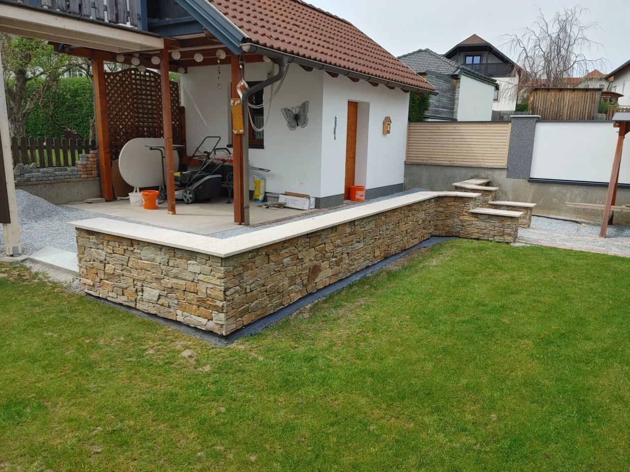 Handgefertigte Natursteinmauer für den Garten, erstellt von einem Steinmetz in der Region Zwettl.