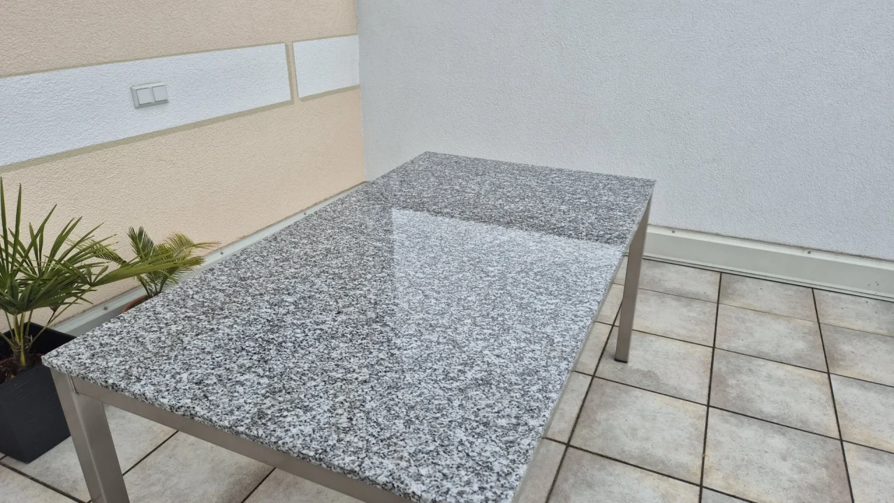 Maßgeschneiderter Tisch mit Tarn-Granit-Tischplatte, gefertigt von Ihrem Steinmetz aus Niederösterreich.