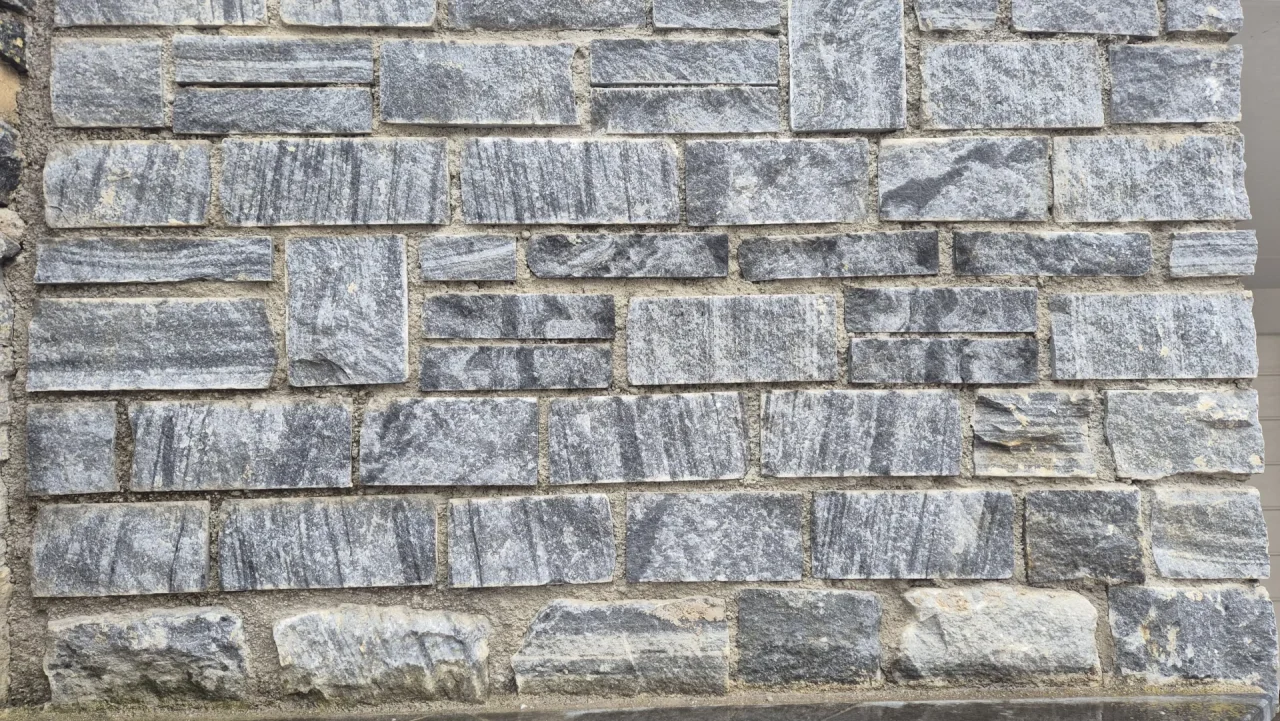 Mauer aus Wachauer Marmor, handgefertigt in Niederösterreich.