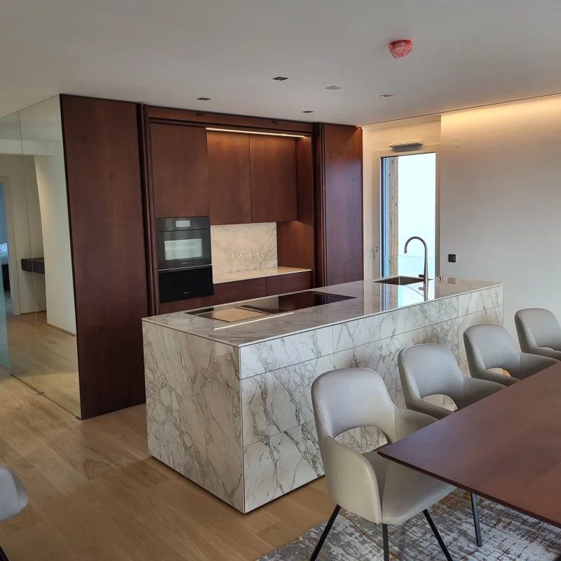 Küchenarbeitsplatte und Seitenverkleidung aus weißem Dekton in Marmor-Optik. Gefertigt von Ihrem Steinmetz in Krems, Niederösterreich. Eine moderne und langlebige Alternative zu Naturstein.