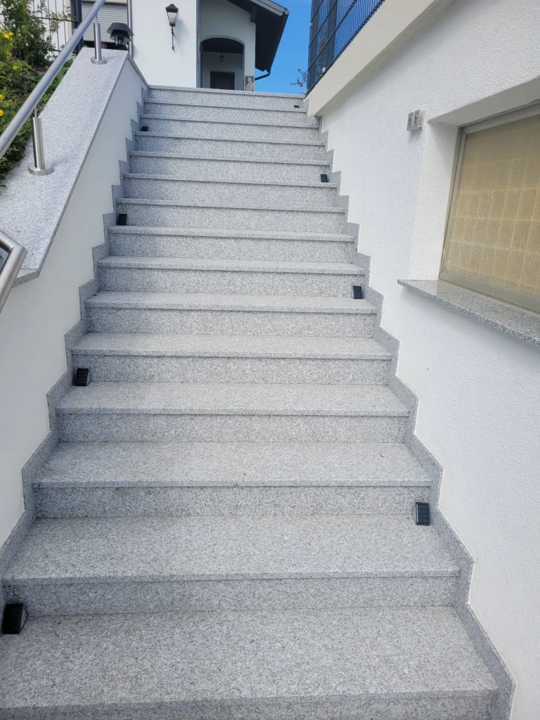 Außentreppe aus robustem Naturstein, Granit. Gefertigt von Ihrem Steinmetz in Krems, Niederösterreich.