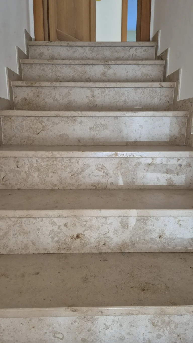 Maßgefertigte Marmortreppe als stilvolle Inneneinrichtung. Eine hochwertige Steinmetz-Arbeit aus Niederösterreich für luxuriöse Wohnprojekte in der Region Krems.