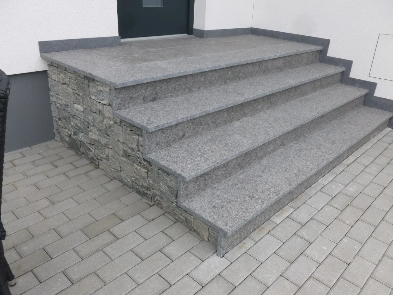 Moderne Außentreppe aus Steel Grey Granit, gefertigt von Ihrem Steinmetz in Krems. Perfekt für den Eingangsbereich Ihres Hauses.