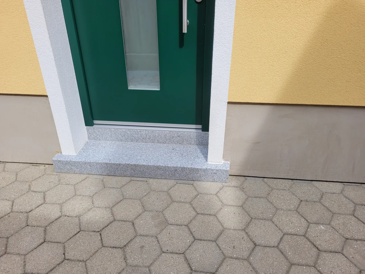 Langlebige Eingangsstufe aus Tarn Granit. Eine hochwertige Steinmetz-Arbeit aus Niederösterreich, passend für jeden Eingangsbereich.