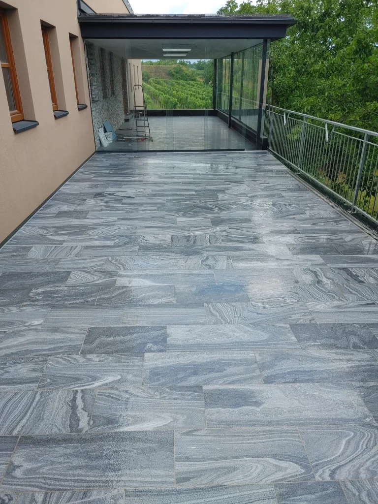 Wachauer Marmor 11 Bodenplatten aus Wachauer Marmor, gefertigt und verlegt von einem Steinmetz in der Wachau.
