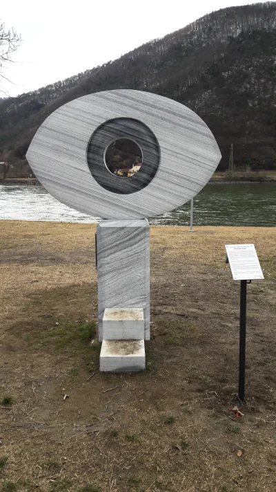 Wachauer Marmor 30 Kunstwerk aus Wachauer Marmor in Weißenkirchen – eine moderne Steinmetzarbeit in der Wachau.