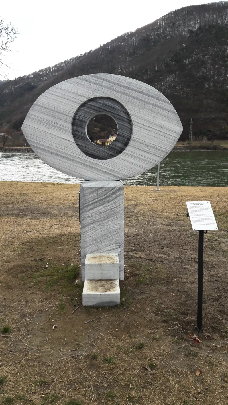 Wachauer Marmor 16 Kunstwerk aus Wachauer Marmor in Weißenkirchen – eine moderne Steinmetzarbeit in der Wachau.