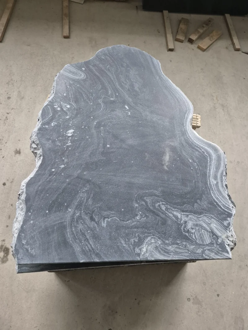 Wachauer Marmor 15 Aufgeschnittener Wachauer Marmor Findling, der die einzigartige Maserung zeigt – ein Naturstein-Unikat aus der Wachau.