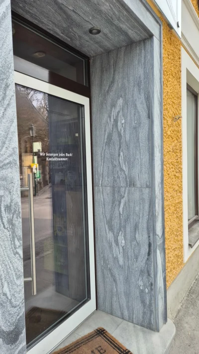 Wachauer Marmor 33 Türportal aus Wachauer Marmor für den Außenbereich, gefertigt von einem Steinmetz in der Wachau.