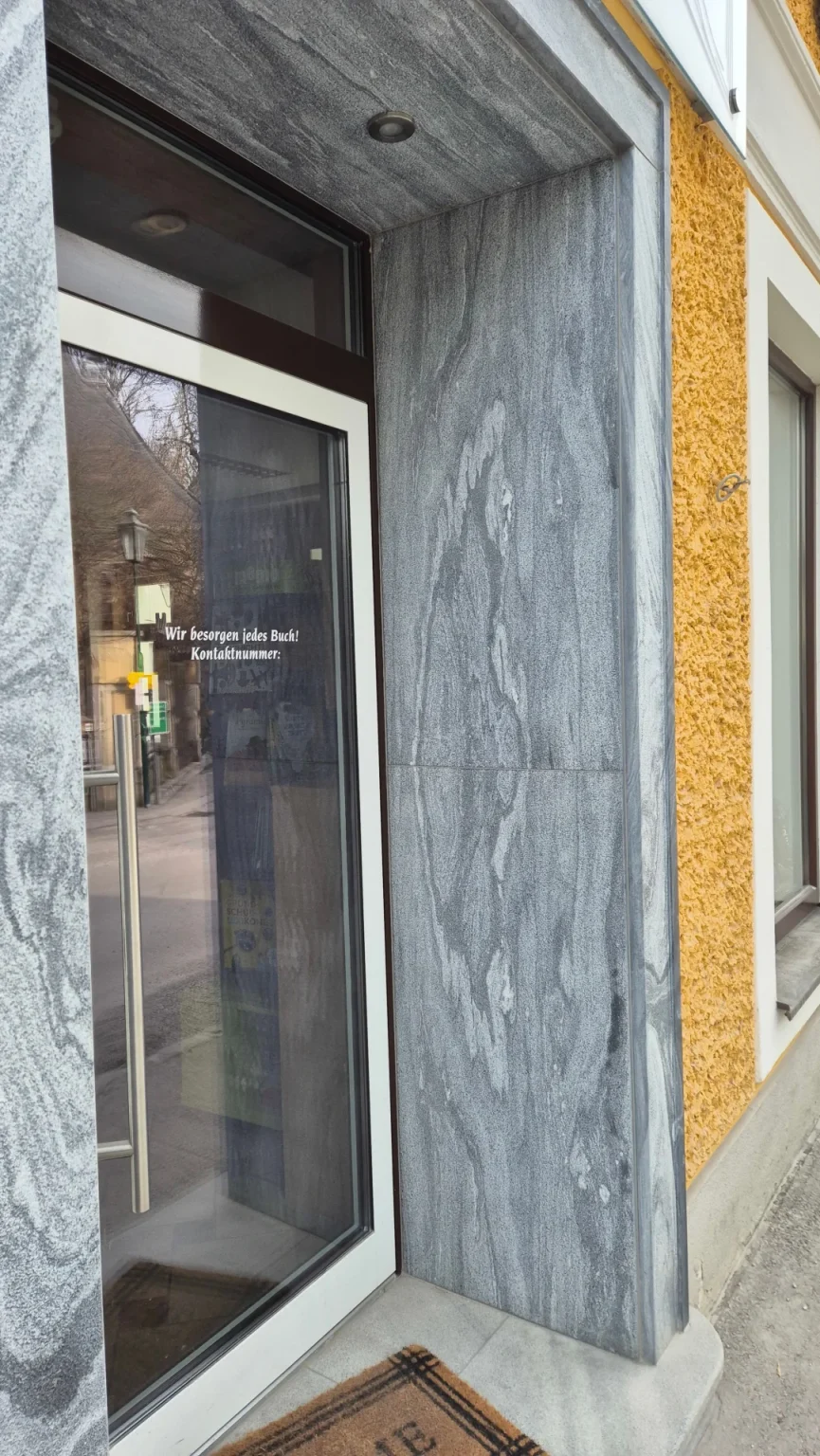 Startseite Zuzzi 33 Türportal aus Wachauer Marmor für den Außenbereich, gefertigt von einem Steinmetz in der Wachau.