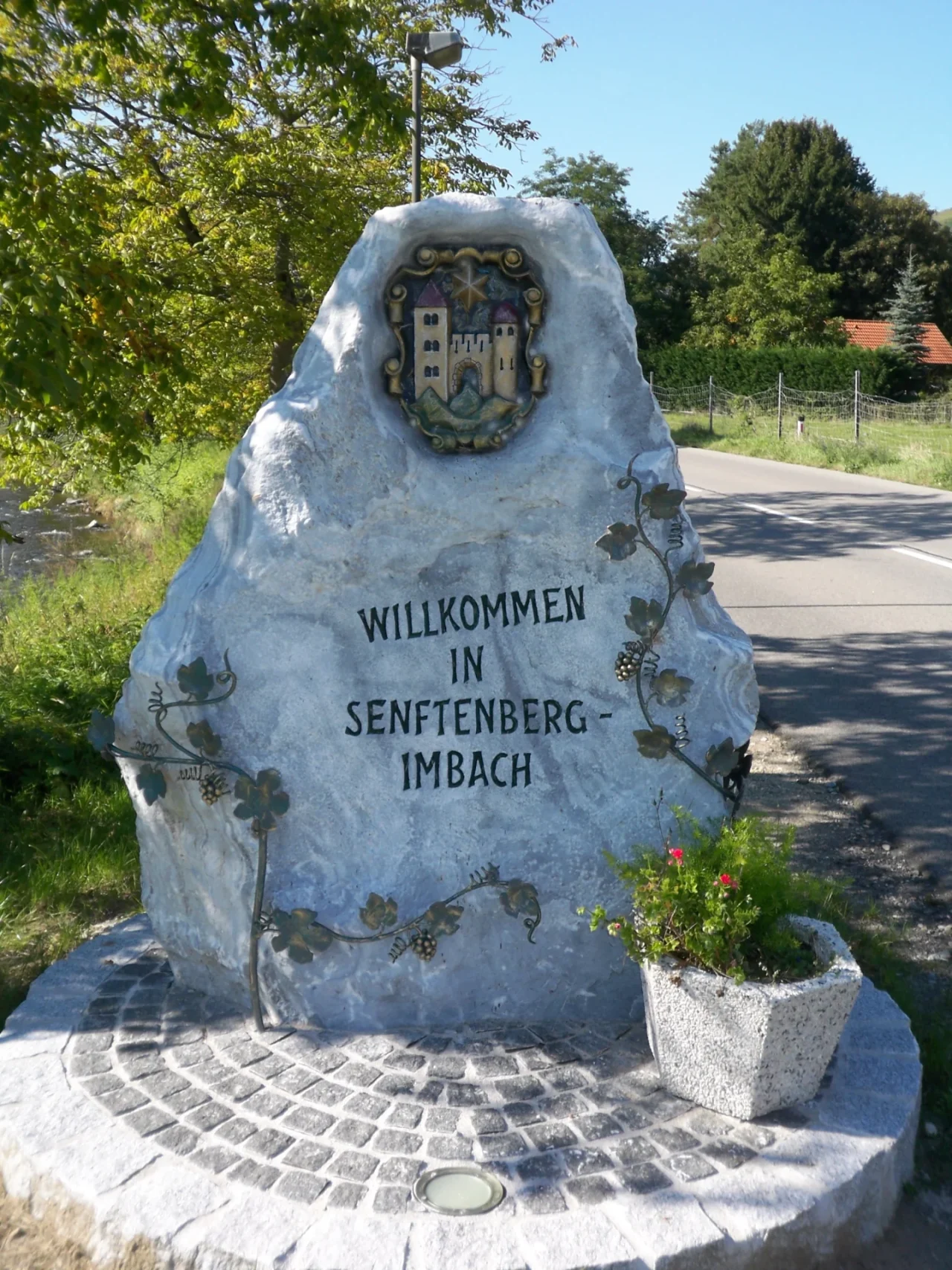 Wachauer Marmor Findling als Willkommensschild für die Gemeinde Senftenberg in Niederösterreich.
