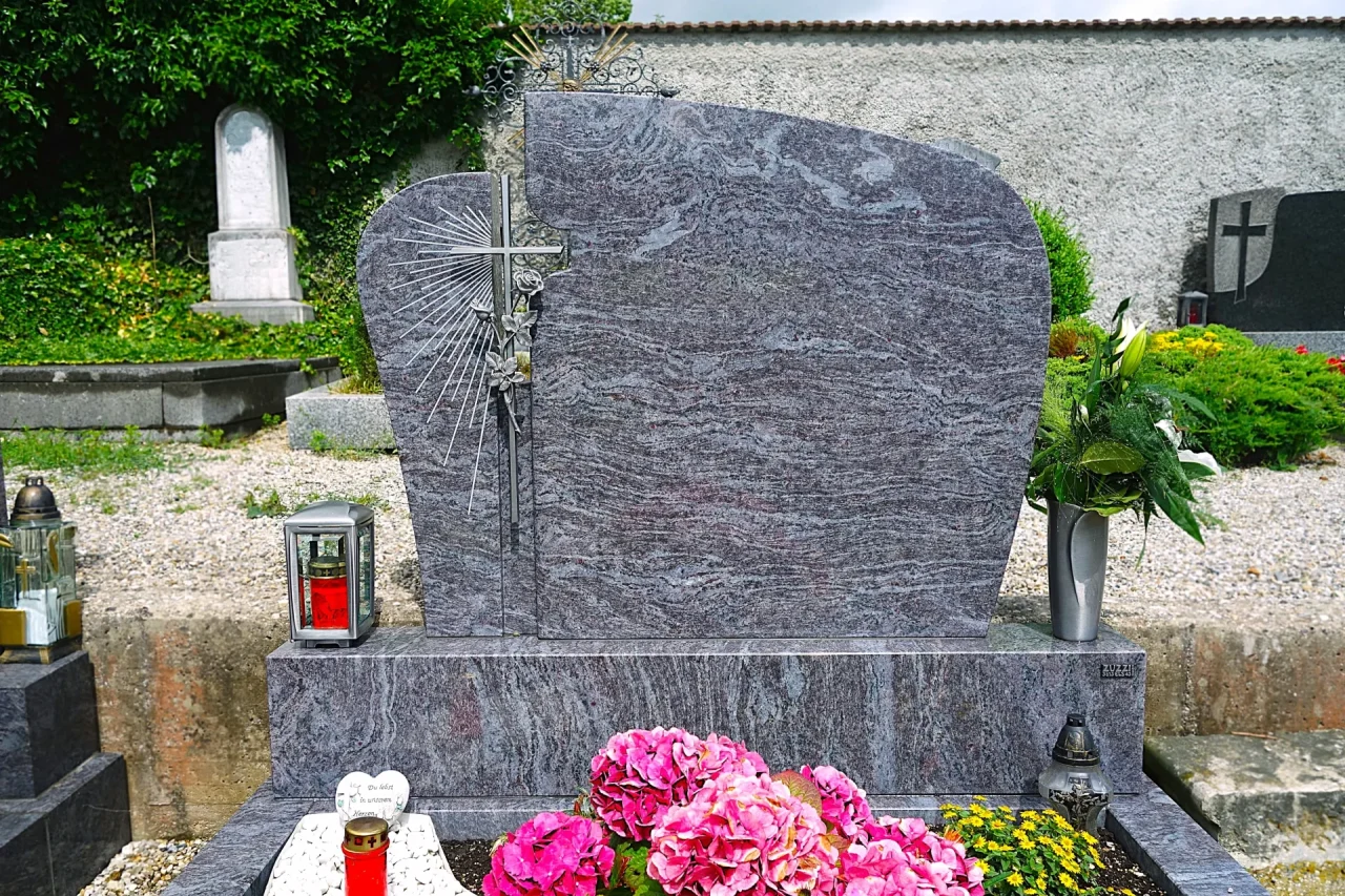 Ein individuelles Grabmal aus Orion Naturstein mit passendem Grabzubehör. Gefertigt von Ihrem Steinmetz in Krems.