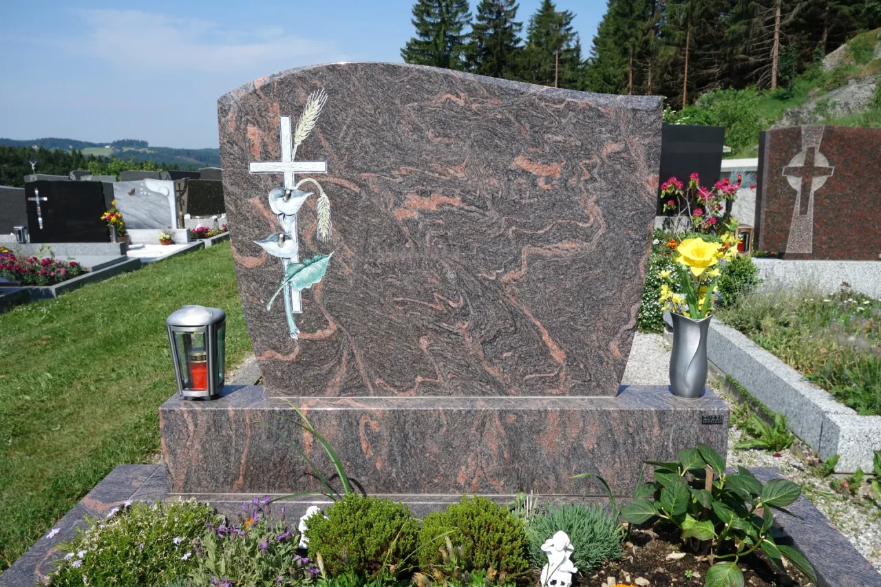 Ein einzigartiger Grabstein aus Naturstein. Unser Steinmetz in Niederösterreich hat dieses Grabdenkmal mit einer schlichten Aluminium-Einfassung versehen, um eine würdevolle Grabanlage zu schaffen.