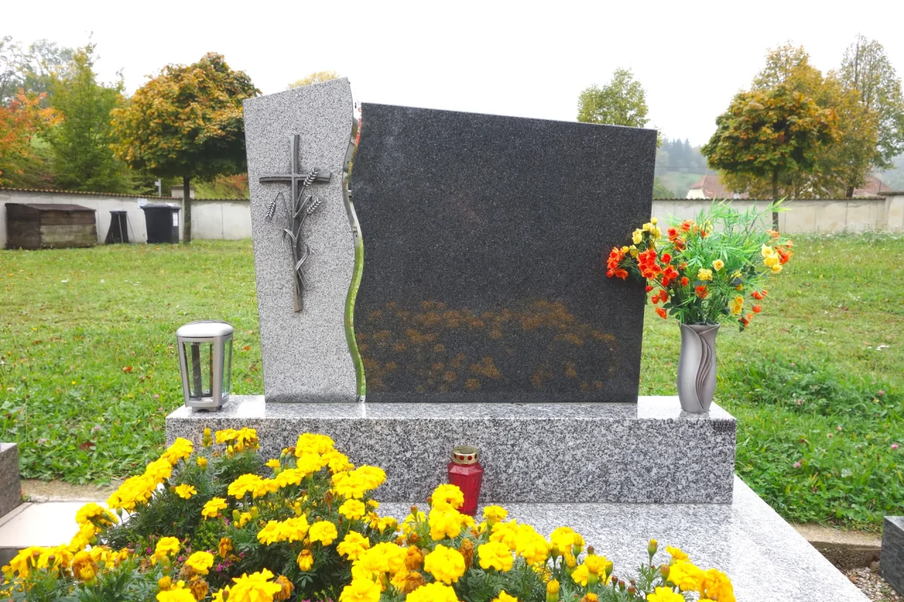 Einzigartiges Doppelgrab mit einer Tarn-Granit-Einfassung. Unser Steinmetz in Niederösterreich hat dieses Grabdenkmal mit einem individuellen Ornament versehen, um eine würdevolle Grabanlage zu schaffen.