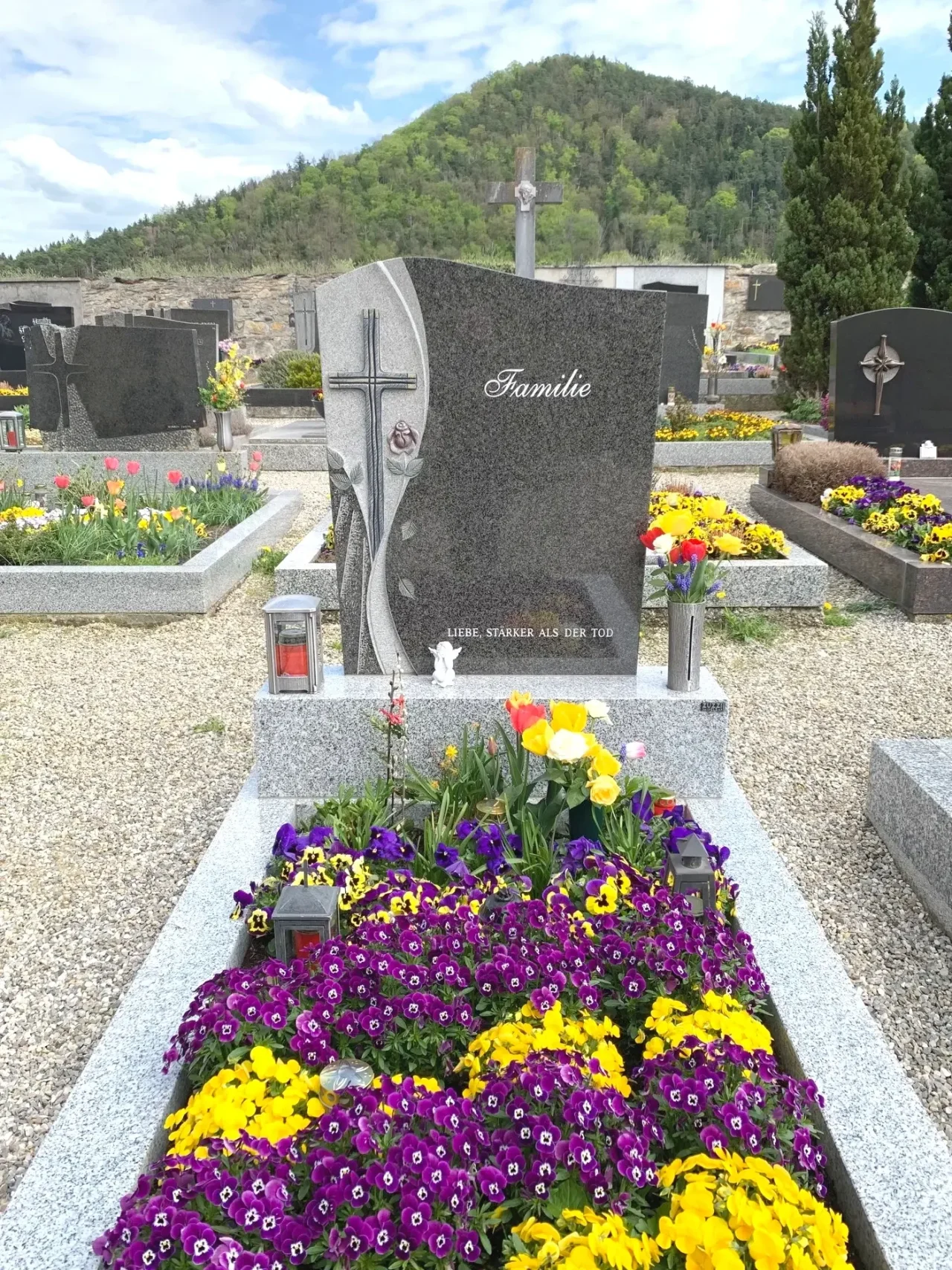 Ratgeber: Worauf Sie bei der Wahl eines Grabsteins in Niederösterreich achten sollten 3 Individueller Einzelgrabstein mit zeitlosem Kreuz und passender Grabeinfassung aus Tarn-Granit.
