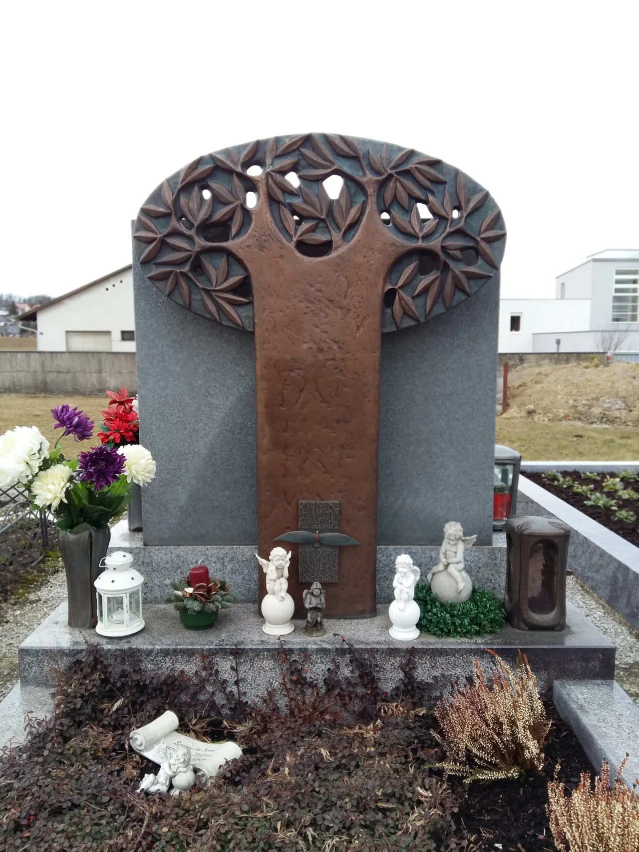 Individueller Grabstein mit Metall, Steinmetzmeister