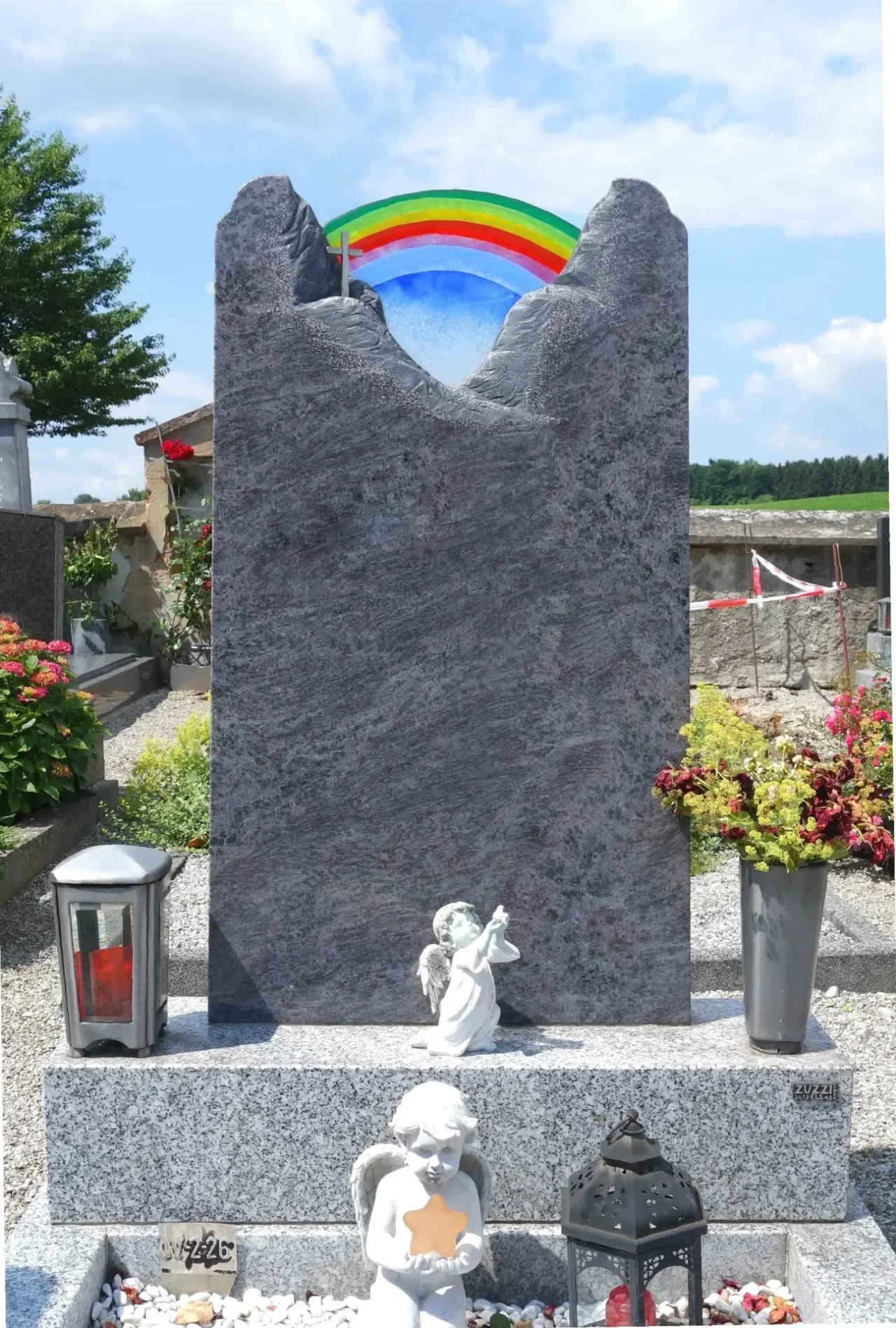 Persönliches Grabmal aus Silk Blue Granit mit einer Tarn-Granit-Einfassung und einem Regenbogen-Glasakzent.