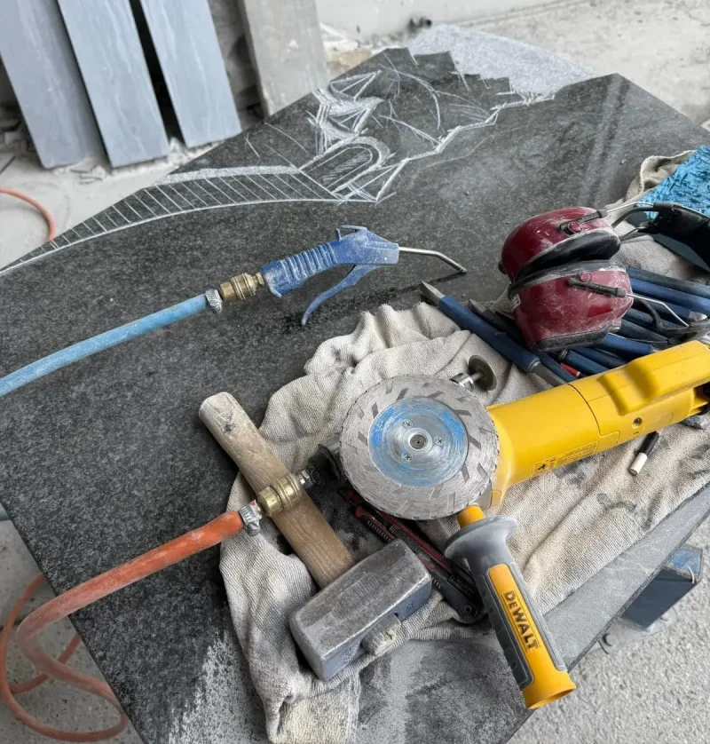 Einzelgräber 2 Individuell gefertigtes Grabstein-Ornament von einem Bildhauer aus Niederösterreich für die Grabgestaltung.