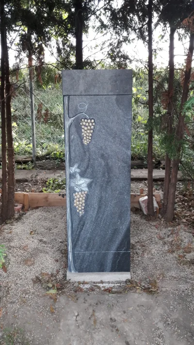 Wachauer Marmor 34 Urnenstele aus Wachauer Marmor, ein würdevolles Grabmal in Niederösterreich.