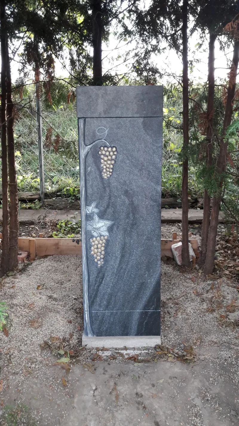 Wachauer Marmor 20 Urnenstele aus Wachauer Marmor, ein würdevolles Grabmal in Niederösterreich.