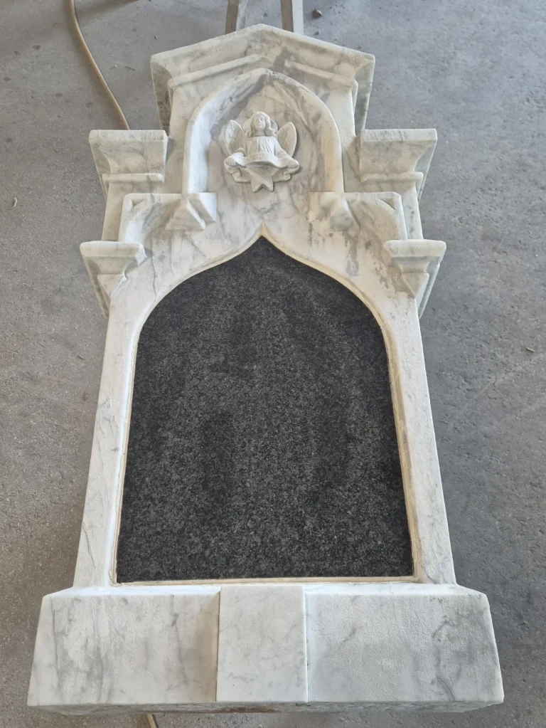 Startseite Zuzzi 40 Alte Grabanlage, fachmännisch restauriert von einem Steinmetz in Niederösterreich.