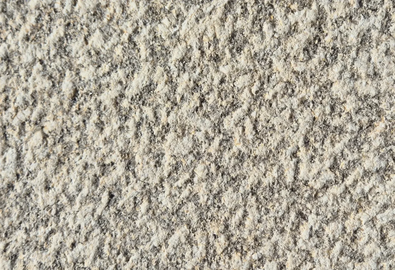 Getrommelte Oberfläche eines Natursteins, gefertigt von Steinmetz Zuzzi aus Niederösterreich.