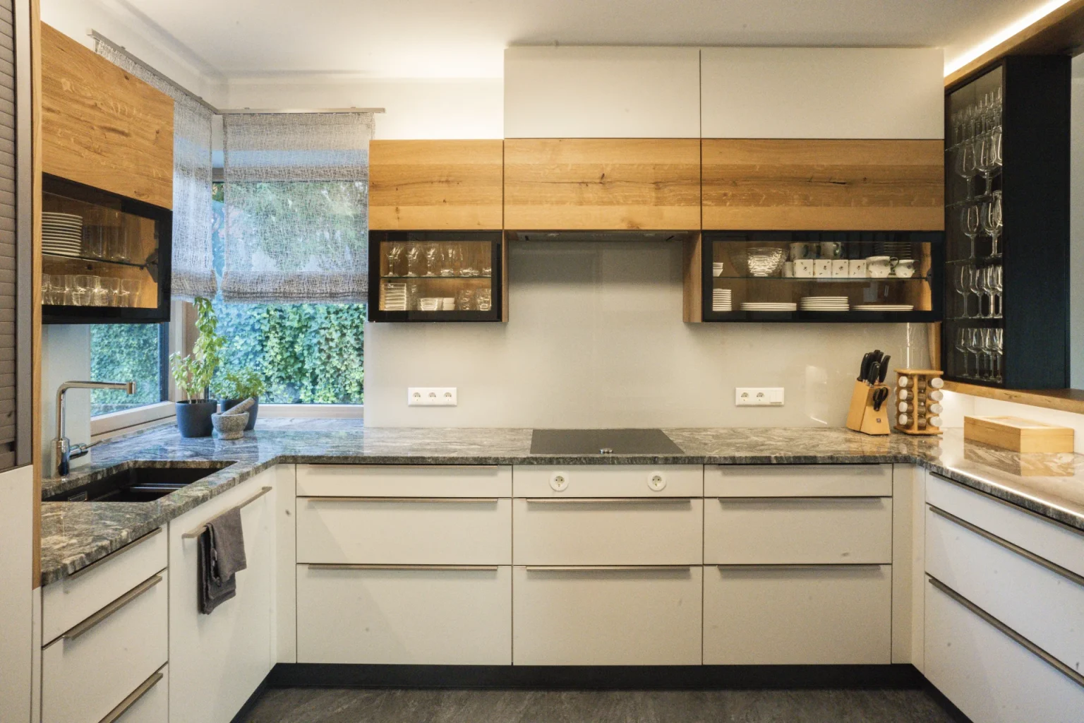 Partnerfirmen 1 Küchenarbeitsplatte aus grünem Naturstein. Vom Steinmetz in Krems, Niederösterreich, für die gesamte Küche gefertigt. Eine elegante und langlebige Lösung, die sich nahtlos in das moderne Design einfügt.