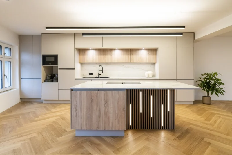 Moderne Küchenarbeitsplatte aus weißem poliertem Naturstein. Eine professionelle Steinmetz-Arbeit aus Granit für die gesamte Küche in Krems, Niederösterreich.