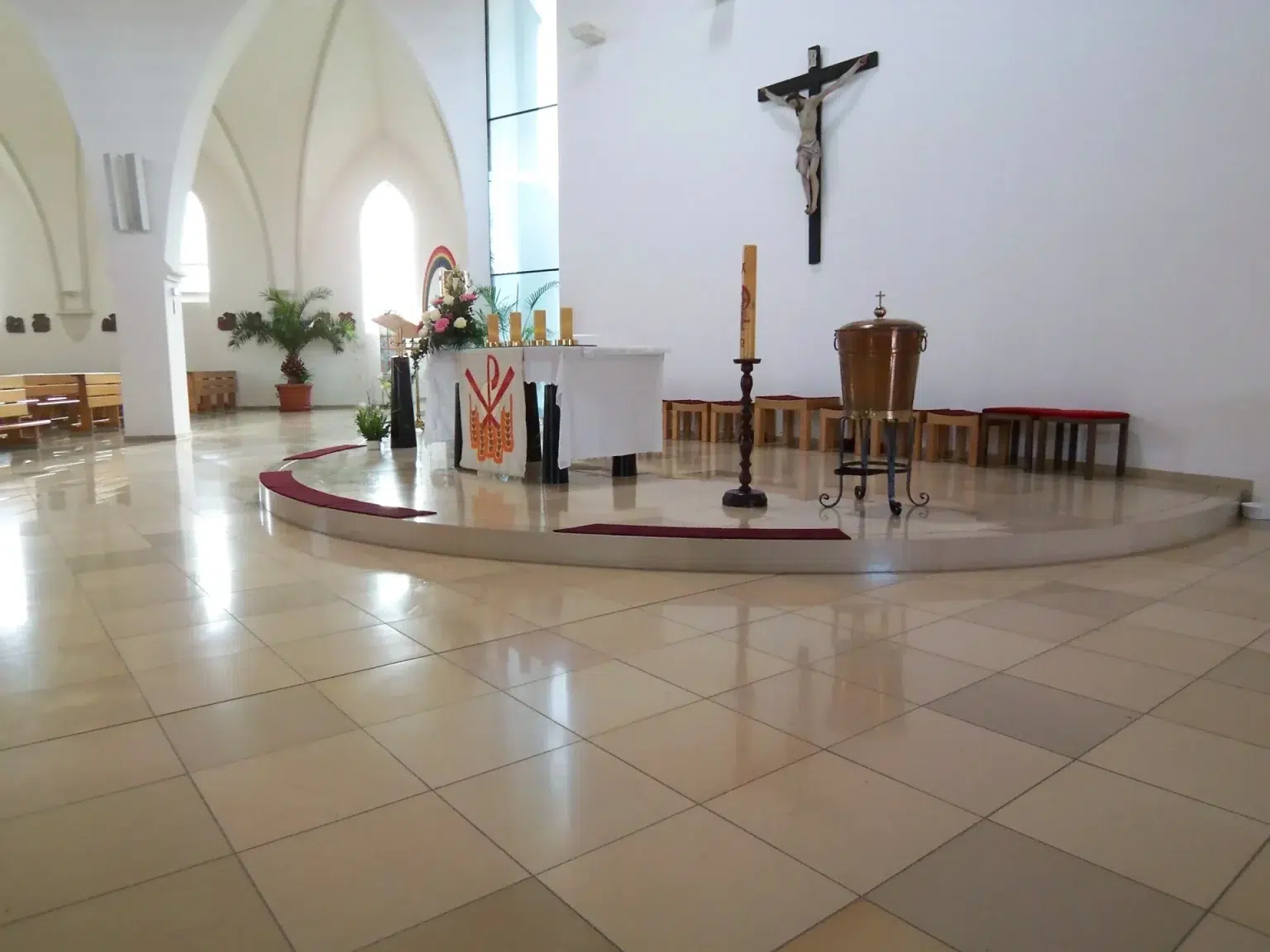 Partnerfirmen 66 Naturstein-Bodenplatten in einer Kirche, verlegt und restauriert von einem Steinmetz in Krems, Niederösterreich.