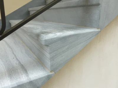 Wachauer Marmor 36 Wachauer Marmor Stiege für den Innen- oder Außenbereich, gefertigt von unserem Steinmetz in Niederösterreich.