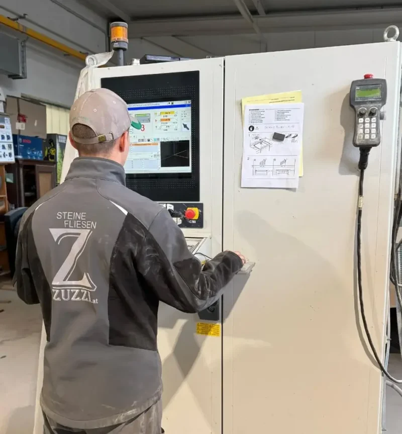 Startseite Zuzzi 46 Steinmetz arbeitet an CNC