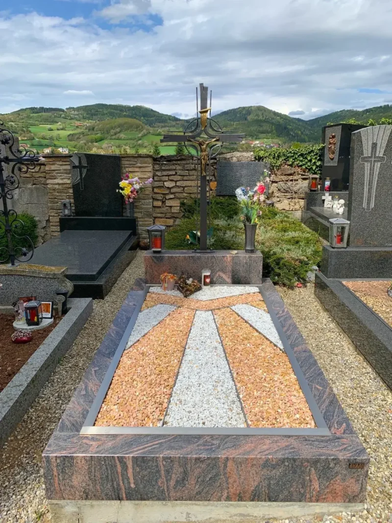 Graeber Felsengrab und Kreuz 18