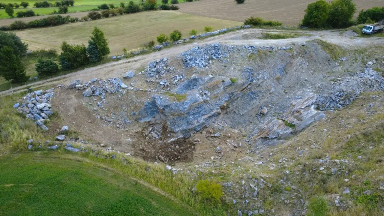 Luftaufnahme des Wachauer Marmor Steinbruch Zuzzi in Els, Niederösterreich.